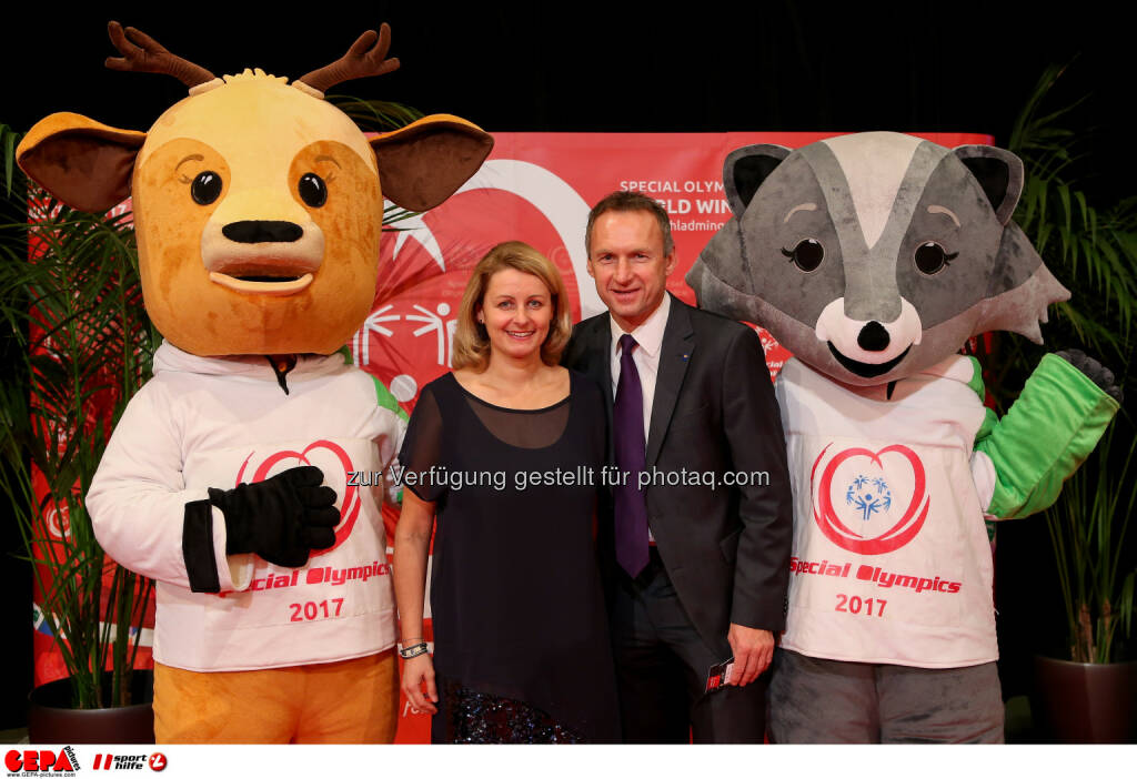 Anton Pfeffer with his wife and the mascots Luis and Lara Photo: GEPA pictures/ Christian Walgram (28.10.2016) 