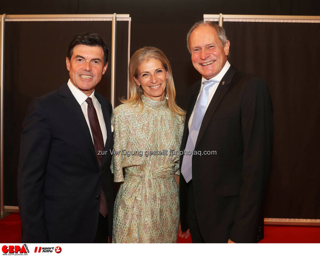 Hubert Neuper with his wife Claudia and Peter Mennel Photo: GEPA pictures/ Hans Oberlaender (28.10.2016) 