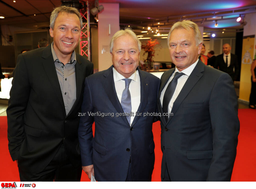 Fritz Strobl, president Leo Windtner (OEFB) and Hans Pum (OESV) Photo: GEPA pictures/ Walter Luger (28.10.2016) 
