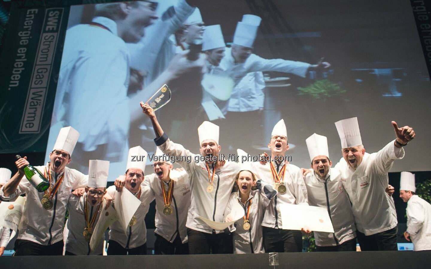 Manuel Hammerl, Celino Waldner, Michael Ploner, Siegfried Krammer, Philipp Stohner, Vanessa Fuchs, Thomas Penz, Alexander Forbes jun., Alois Gasser (Präsident) : Großer Erfolg für das VKÖ Jugendnationalteam der Köche bei der Olympiade in Erfurt : Fotocredit: VKÖ/Stephan Elsler