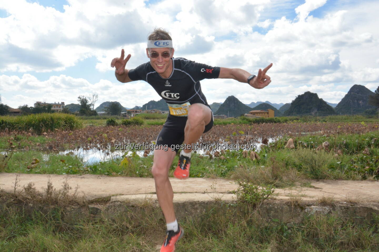 Rolf Majcen(FTC-Jurist) feiert Treppenlauf-Sieg am 29. Oktober im südchinesischen Yunnan im Rahmen des „Puzhehei Running Ultra 2016“ beim 12 Kilometer Lauf über den „blaugrünen Drachenberg“ mit seinen 1600 Stufen : Fotocredit: Rolf Majcen