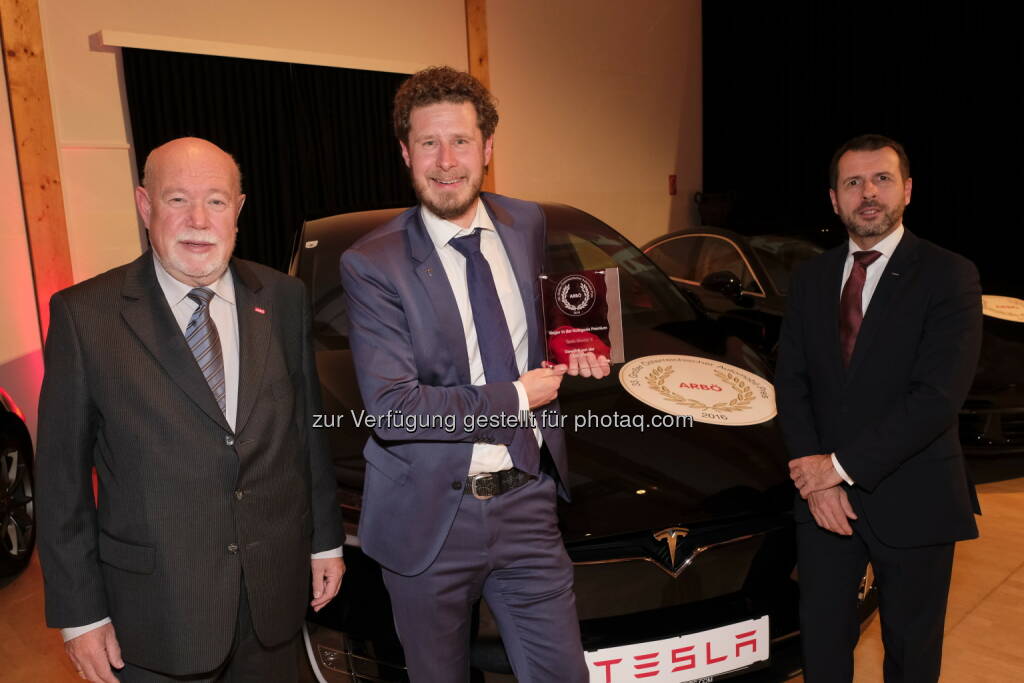 Edgard Häuser (Geschäftsführender Vizepräsident ARBÖ), Daniel Hammerl (Country Manager Tesla Motors), Alfred Wurmbrand (Würth) - ARBÖ: Seat Ateca, Alfa Romeo Giulia und Tesla Model X gewinnen den Großen Österreichischen Automobil-Preis 2016 (Bild: ARBÖ), © Aussendung (04.11.2016) 