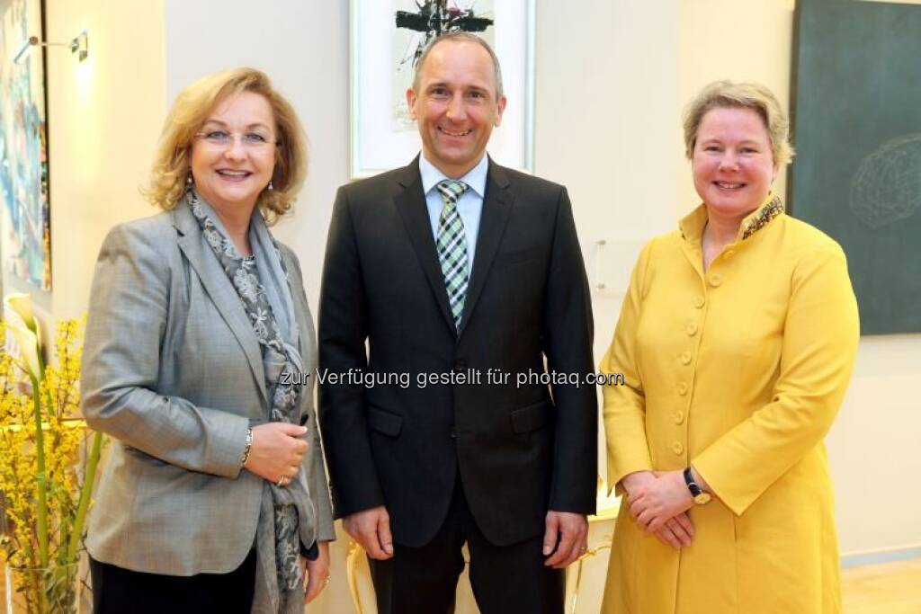 Maria Fekter mit Regierungschef Adrian Hasler (Liechtenstein) und Botschafterin Maria-Pia Kothbauer (Prinzessin von und zu Liechtenstein), © BMF (02.05.2013) 