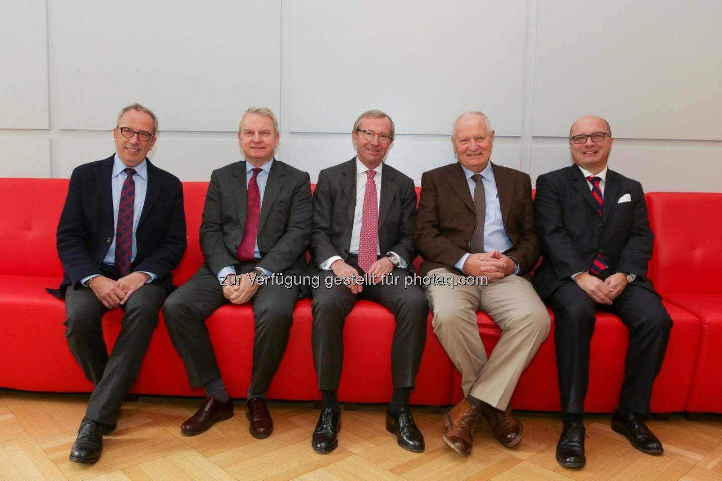 Michael Nake, Kanzler der Paracelsus Medizinischen Privatuniversität, Jan Oliver Huber, Generalsekretär Pharmig, Wilfried Haslauer, Landeshauptmann von Salzburg und Ressortleiter Bildungswesen, Herbert Resch, Rektor der Paracelsus Medizinischen Privatuniversität, Thomas Veitschegger, Vizepräsident des Österreichischen Apothekerverbandes: Österreichischer Apothekerverband: Neues Pharmaziestudium an der Paracelsus Medizinischen Privatuniversität (C) Österreichischer Apothekerverband/APA-Fotoservice/Tanzer