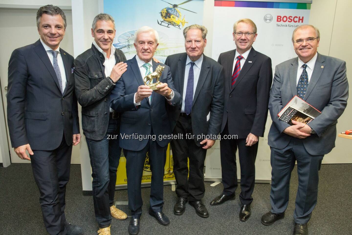 Oliver Schmerold, ÖAMTC-Verbandsdirektor; Christian Clerici, Moderator und Autor; Helmut Zwickl, Motorjournalist und Preisträger; Heinz Clostermeyer, AMV-Präsident; Klaus Peter Fouquet, Bosch Österreich-Chef; Wolfgang Brandstetter, Bundesminister für Justiz: Robert Bosch AG: Bela Barenyi Preis 2016 geht an Helmut Zwickl (C) Robert Bosch AG/APA-Fotoservice/Juhasz