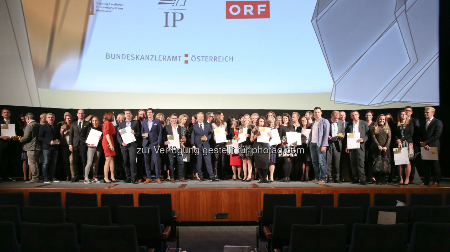 Abschlussfoto Effie Gala 2016, Bereits zum 32. Mal wurden die effizientesten Kampagnen mit einem der begehrten  Effie-Awards des Austrian Chapters der International Advertising Association (IAA) im Rahmen der Effie Award-Gala ausgezeichnet. (Bild: Katharina Schiffl)