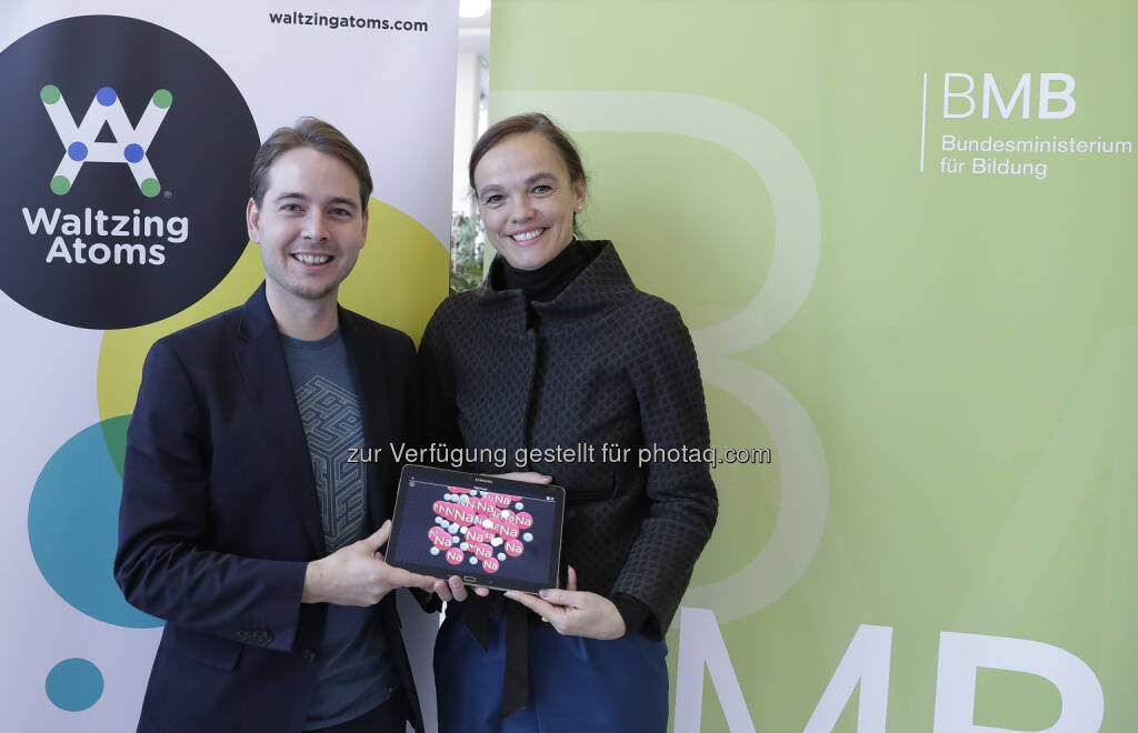 Waltzing Atoms-Entwickler Philipp Wissgott mit Bildungsministerin Sonja Hammerschmid - Digitalisierung und innovative Technologien kommen im Klassenzimmer an (BIld: Regina Aigner / BKA), © Aussender (09.11.2016) 