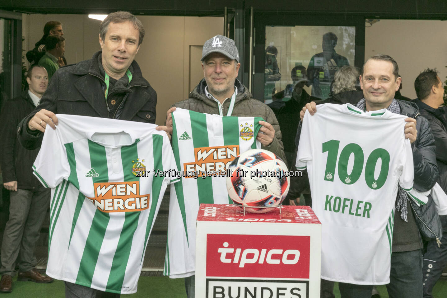 Kurt Raunjak (wienweit Medien), Gunther Schmidek (Sendungsverantwortlicher Rapid Viertelstunde), Michael Kofler (GF W24) - W24 und der SK Rapid feiern gemeinsam die 100. „Rapid Viertelstunde“ (Bild: Martin Nußbaum/W24)