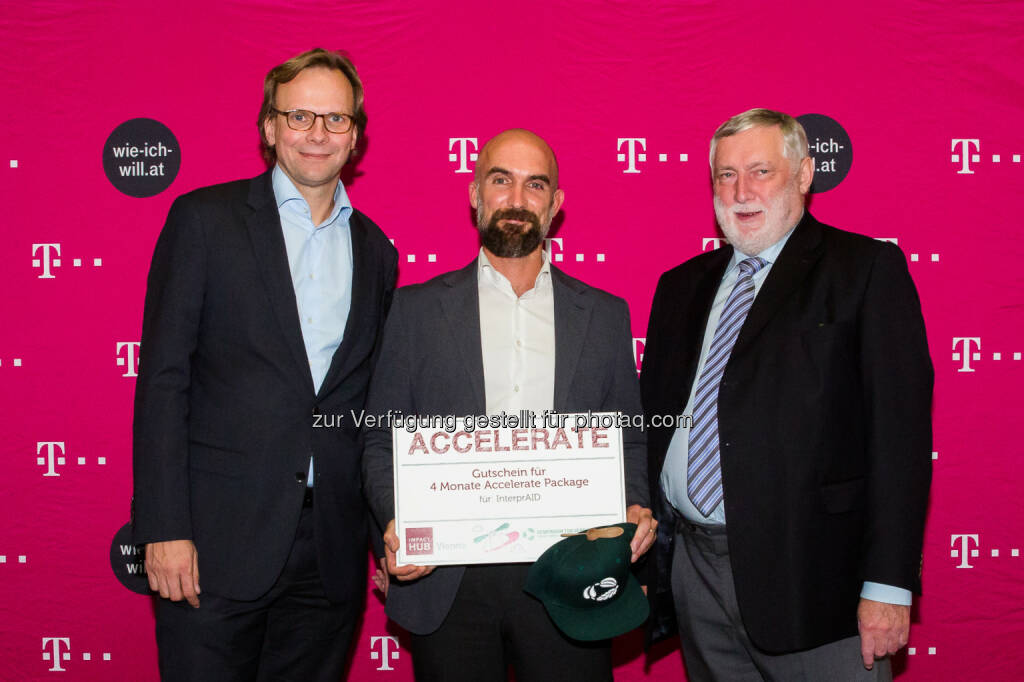 Andreas Bierwirth, CEO T-Mobile Austria, Matthias Monreal, 1. Platz TUN-Fonds mit dem Projekt InterprAID, Franz Fischler, EU-Kommisar a.D., TUN Juryvorsitzender. - T-Mobile: Dolmetsch-Onlineplattform „InterprAID“ belegt ersten Platz beim T-Mobile Nachhaltigkeitspreis (Bild: T-Mobile/Marlena König), © Aussendung (09.11.2016) 