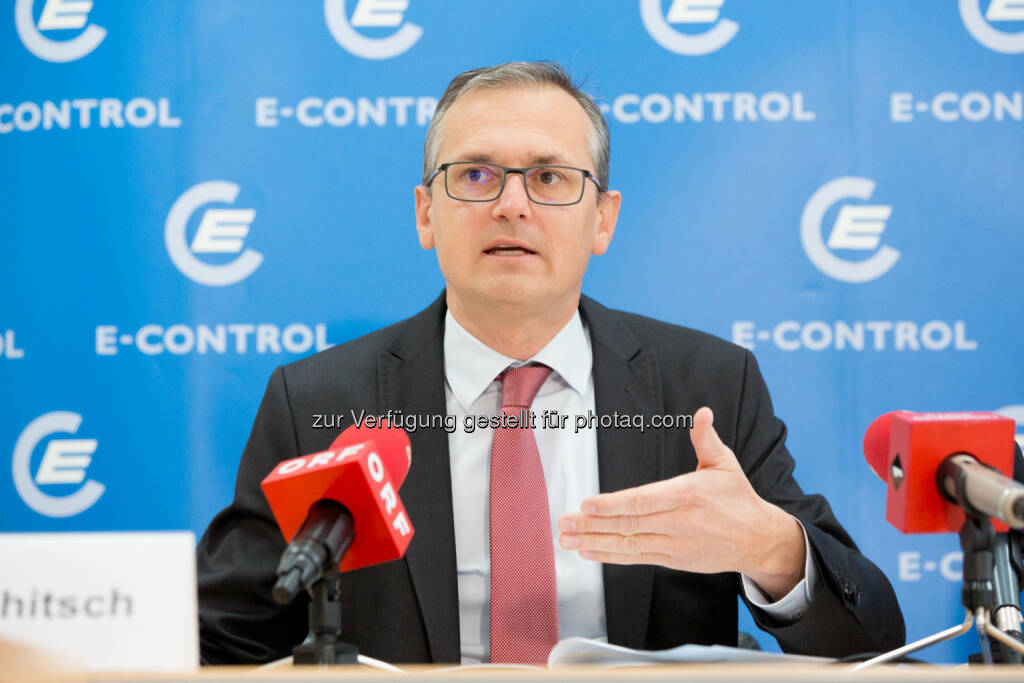 E-Control-Vorstand Wolfgang Urbantschitsch: Die Konsumenten haben heuer im Vergleich zum Vorjahr um 40 Prozent häufiger ihren Strom- und Gaslieferanten gewechselt - Energie-Control Austria: E-Control: Mehr als 200.000 Strom- und Gaskunden wechselten ihren Anbieter in ersten neun Monaten (Bild: Anna Rauchenberger, E-Control), © Aussender (10.11.2016) 