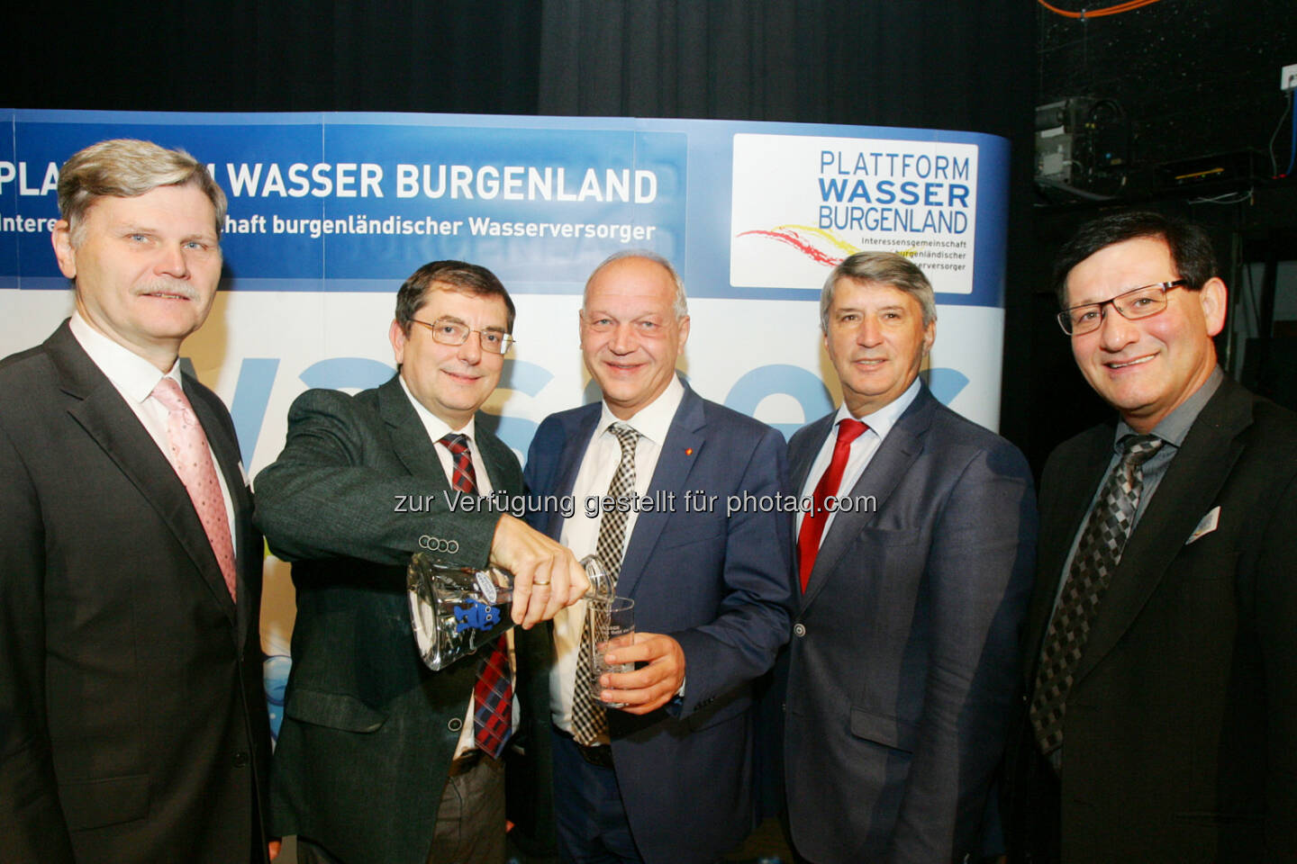 Manfred Eisenhut (ÖVGW), Helmut Herlicska (Obmann / Plattform Wasser), LAbg. Bgm. Wolfgang Sodl (in Vertretung v. LH Hans Niessl), Bgm. Vinzenz Knor (Stadtgemeinde Güssing) und wHR Gerald Hüller v. Amt der Bgld. Landesregierung - Plattform Wasser Burgenland: Sicherung der Wasserversorgung in Stör- und Krisenfällen (Bild: Plattform Wasser Burgenland/APA-Fotoservice/Hautzinger)