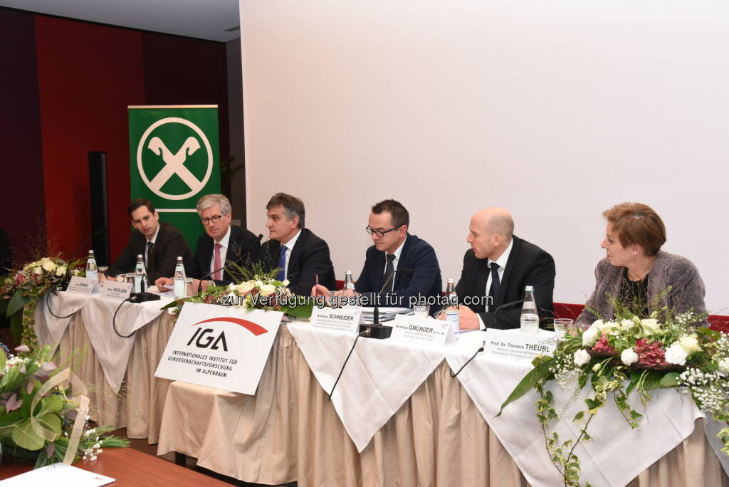 Claus Königs (Genossenschaftsverband Bayern), Robert Nicolussi und Paul Gasser (Raiffeisenverband Südtirol), Andreas Schneider (EU-Kommission), Andreas Gmünder (Uni Luzern), Theresia Theurl (Uni Münster) - Internationales Institut für Genossenschaftsforschung im Alpenraum: Europäische Einlagensicherung: Ein regulatorischer Raubüberfall auf Banken? (Bild: Raiffeisenverband Südtirol), © Aussendung (11.11.2016) 