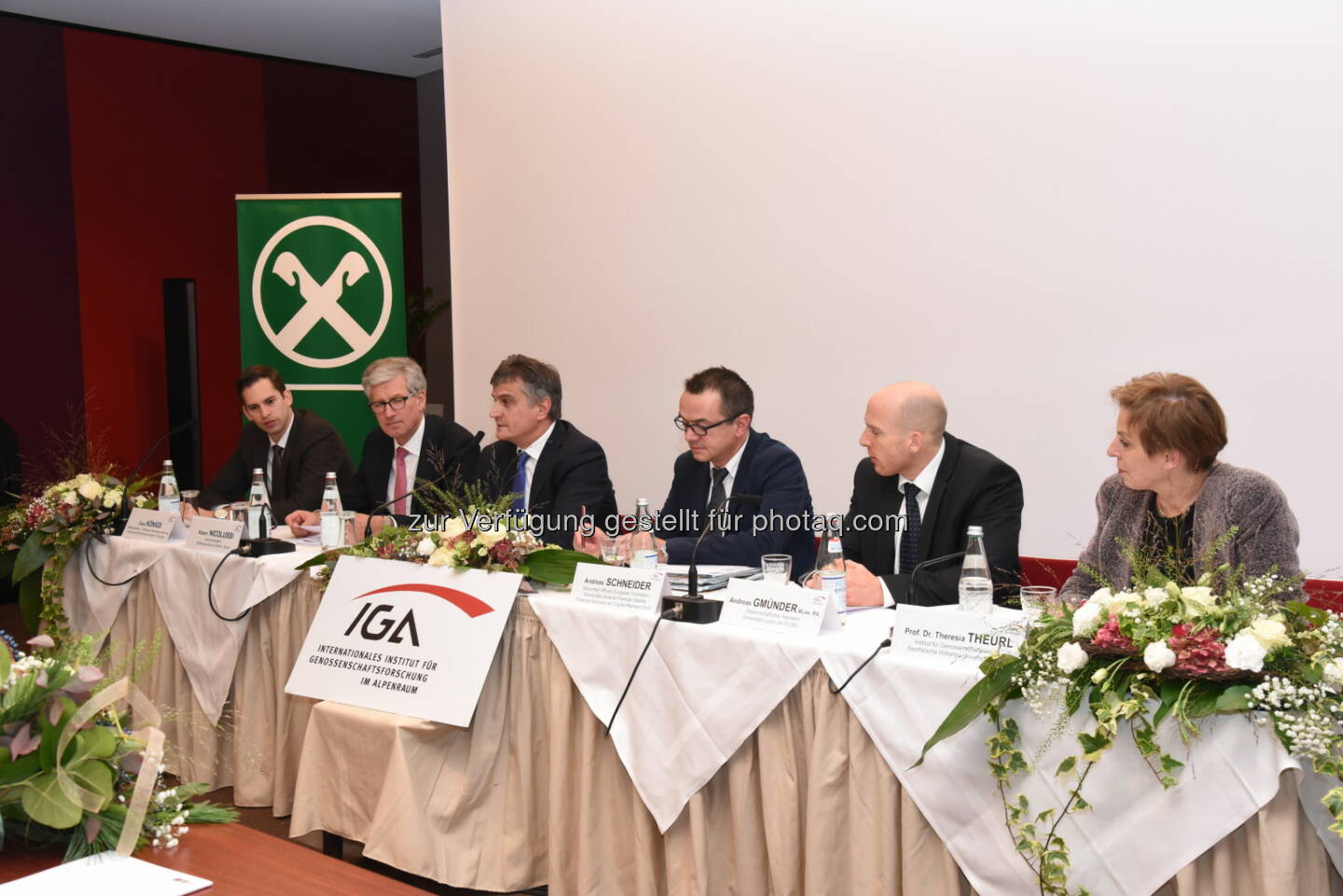 Claus Königs (Genossenschaftsverband Bayern), Robert Nicolussi und Paul Gasser (Raiffeisenverband Südtirol), Andreas Schneider (EU-Kommission), Andreas Gmünder (Uni Luzern), Theresia Theurl (Uni Münster) - Internationales Institut für Genossenschaftsforschung im Alpenraum: Europäische Einlagensicherung: Ein regulatorischer Raubüberfall auf Banken? (Bild: Raiffeisenverband Südtirol)