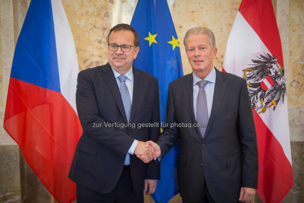 Minister für Industrie und Handel Jan Mladek und Wirtschaftsminister Reinhold Mitterlehner: Bundesministerium für Wissenschaft, Forschung und Wirtschaft: Mitterlehner: Gute Handelsbeziehungen zu Nachbarland Tschechien weiter intensivieren (C) BMWFW/Jakob Glaser, © Aussender (21.11.2016) 