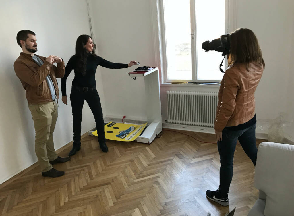 Herzerlbaum: Arian Simon und Petra Augustyn werden in unserem Office für Heute fotografiert (22.11.2016) 