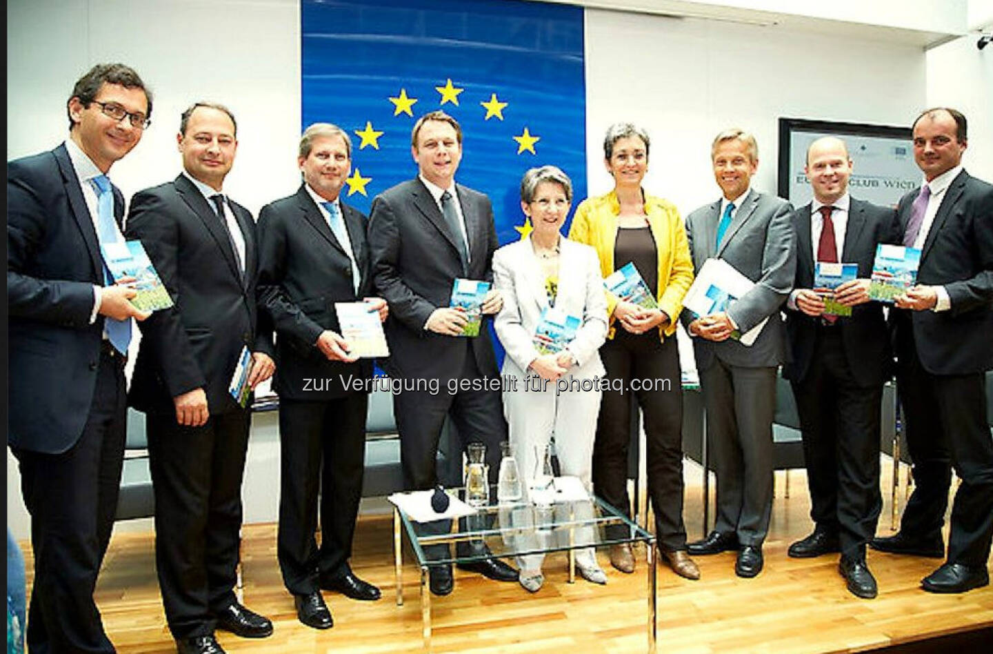 Richard K&uuml;hnel (Vertreter der Europ&auml;ischen Kommission in &Ouml;sterreich), Andreas Schieder (Staatssekret&auml;r, BMF), Johannes Hahn (EU-Kommissar f&uuml;r Regionalpolitik), Meinrad Knapp (ATV, Moderator), Barbara Prammer (Pr&auml;sidentin des &ouml;sterreichischen Nationalrats), Ulrike Lunacek (Europaabgeordnete), Reinhold Lopatka (Staatssekret&auml;r, BMeiA), Paul Schmidt (GF Gesellschaft f&uuml;r Europapolitik) und Georg Pfeifer (Leiter des Informationsb&uuml;ros des Europ&auml;ischen Parlaments), (C) APA/Preiss