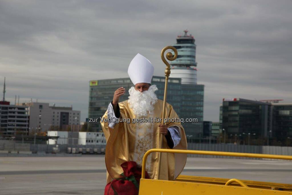 Flughafen Wien - Nikolaus VISITAIR Tour: Am 06.12.2016 findet eine ganz besondere Besucherrundfahrt statt, denn auch am Flughafen Wien schaut der Nikolaus vorbei. Mit etwas Glück, kann er sogar am Flughafen-Vorfeld entdeckt werden! 

Die Nikolo-Rundfahrt beginnt um 15:00, anschließend lädt das Besucherzentrum noch zur gemeinsamen Jause. Vielleicht schaut der Nikolaus ja anschließend auch dort vorbei… :)
Aufgrund begrenzter Teilnehmerzahl ist eine Buchung im Vorhinein unbedingt notwendig. Informationen dazu gibt es unter visitaircenter@viennaairport.com oder 01-7007-22150.
 
Das Besucherzentrum bedankt sich außerdem für zahlreiche Teilnahmen an den beliebten Flughafen-Vorfeldrundfahrten und beschenkt kleine und große Tourteilnehmer ab sofort bei jeder Rundfahrt mit Adventkalendern im Flughafen-Design. Nähere Informationen zum Besucherangebot des Flughafen Wien gibt es unter folgendem Link auf unserer Homepage: http://www.viennaairport.com/visitair  Source: http://facebook.com/flughafenwien (27.11.2016) 