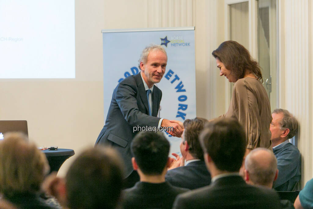 Handshake Christian Drastil (BSN), Christine Reitsamer (Baader Bank), © Martina Draper/photaq (27.11.2016) 