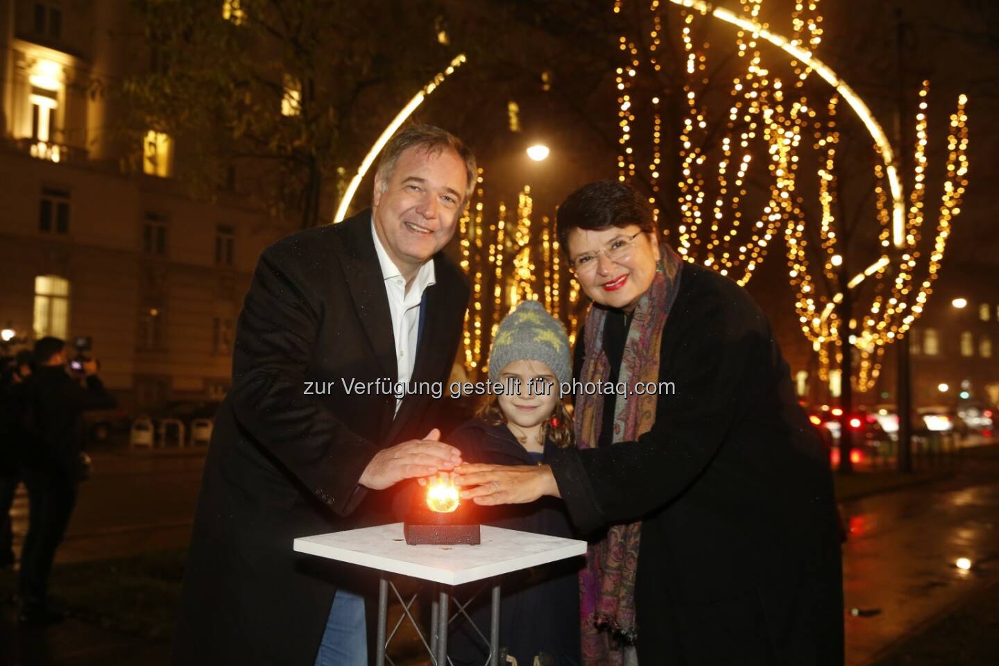 Walter Ruck, Renate Brauner und Viktoria  - Wirtschaftskammer Wien: Offizielles Einschalten: Wien erstrahlt in weihnachtlichem Glanz (Fotograf: Florian Wieser, Fotocredit: WKW)