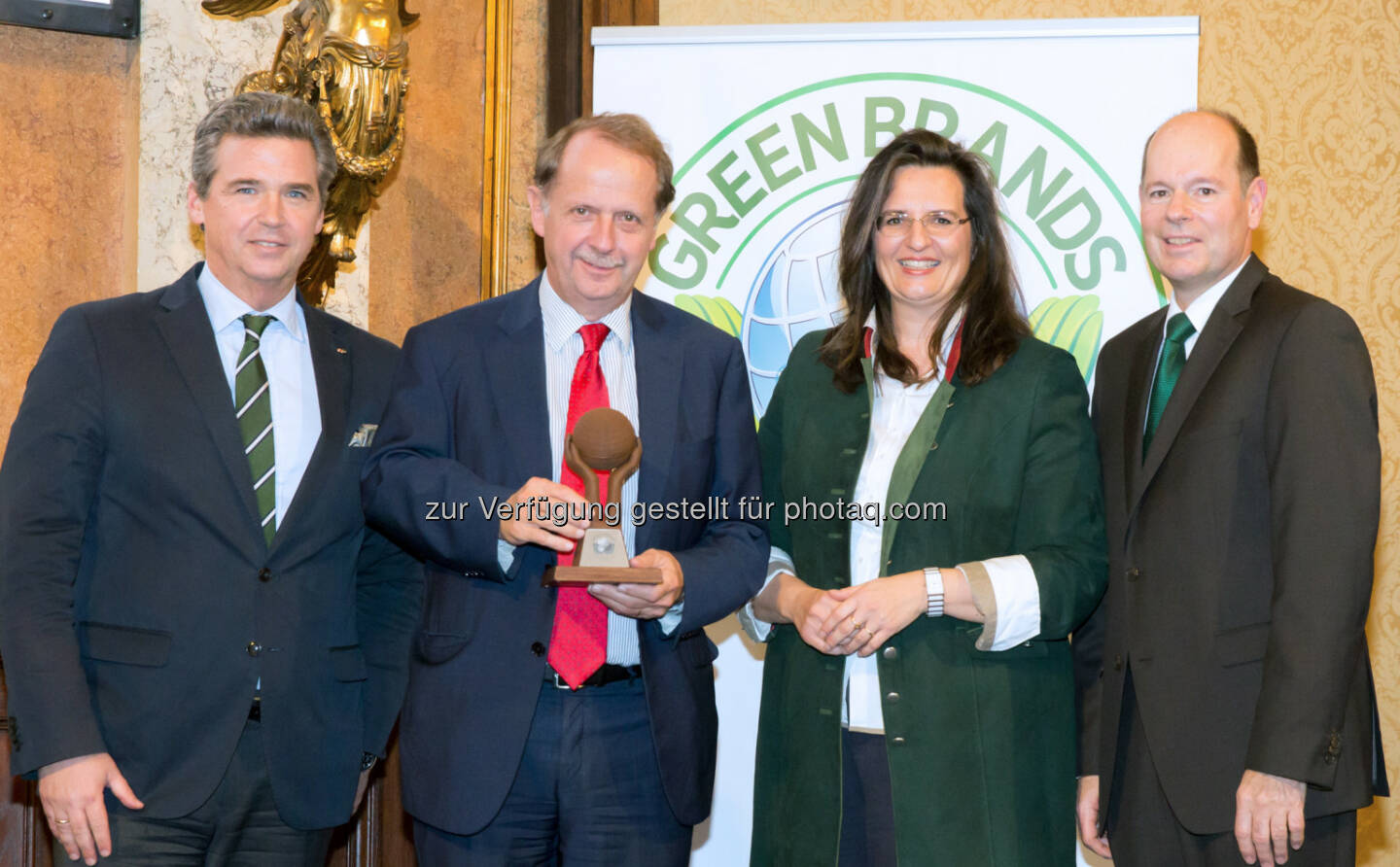 Andreas Gnesda, Präsident des Österreichischen Gewerbevereins; Markus Liebl, Generaldirektor Brau Union Österreich; Gabriela Maria Straka, Leitung PR / Kommunikation & CSR Brau Union Österreich; Norbert Lux, Chief Operating Officer der GREEN BRANDS Organisation; - Brau Union Österreich AG: Brau Union Österreich im Rahmen einer Gala erstmals mit GREEN BRANDS Austria-Siegel ausgezeichnet (Fotograf/Fotocredit: Green Brands)