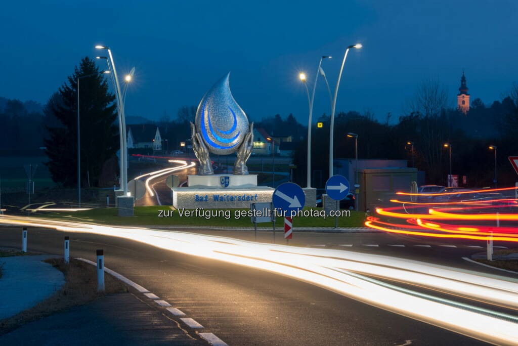 Künstlerisch gestalteter Kreisverkehr Bad Waltersdorf - Tourismusverband Bad Waltersdorf: Das Tor nach Bad Waltersdorf - Ein Kunstwerk der besonderen Art (Fotocredit: bernhard bergmann), © Aussendung (01.12.2016) 