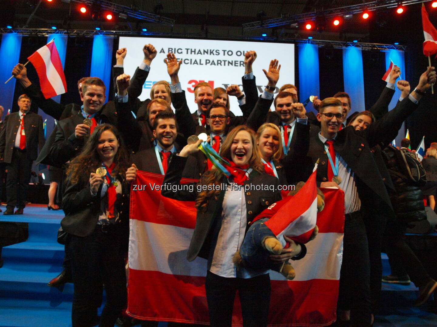 Strahlende Europameister: Das Team Austria freut sich über 14 Medaillen, neun Diplome und den erfolgreich verteidigten Europameistertitel - Wirtschaftskammer Österreich: WKÖ-Leitl zu EuroSkills 2016: Österreich ist wieder Europameister! (Fotocredit: WKÖ/SkillsAustria)