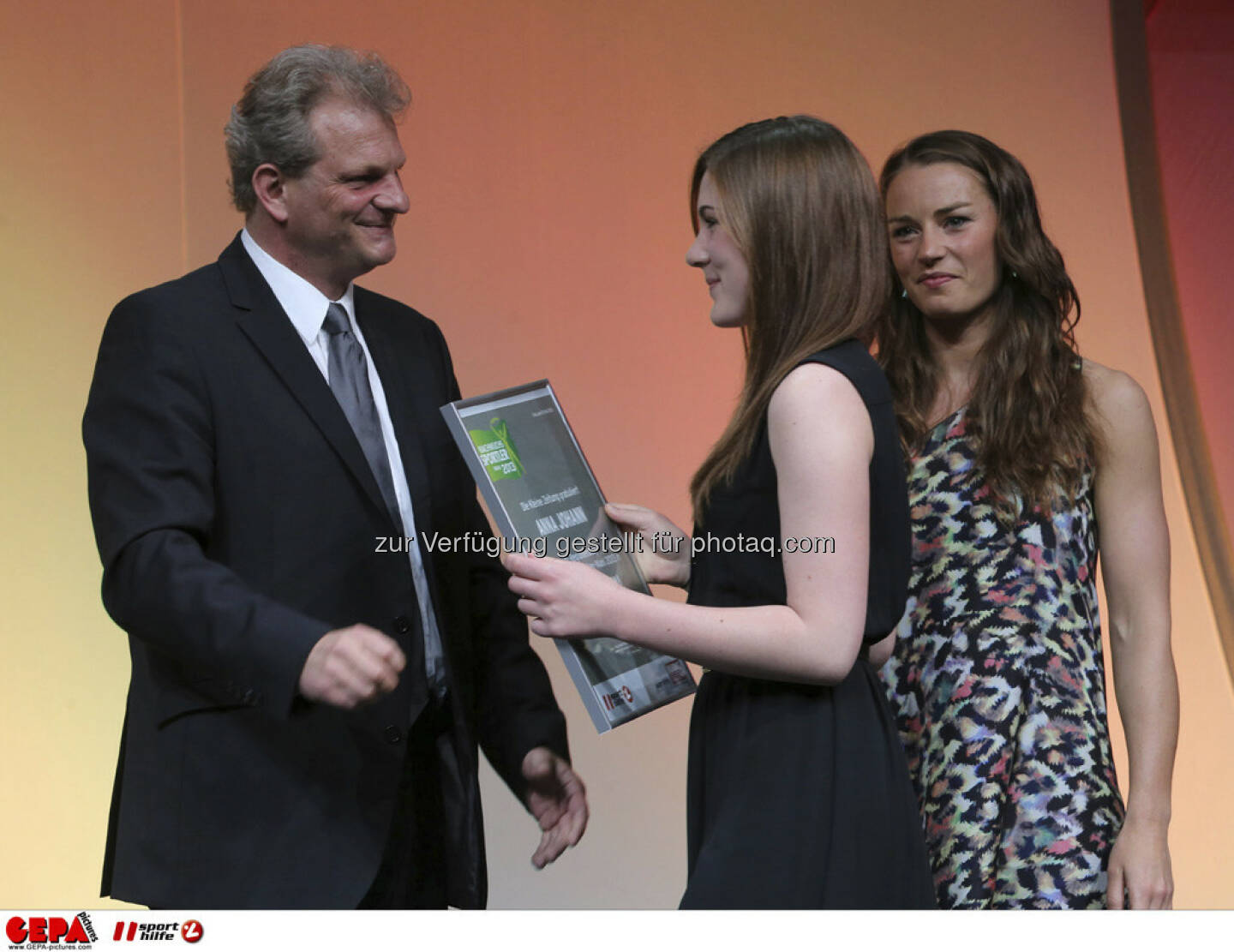 Guenther Sagmeister (Kleine Zeitung), Anna Johann (AUT) und Tina Maze (SLO), Foto: GEPA pictures/ Markus Oberlaender