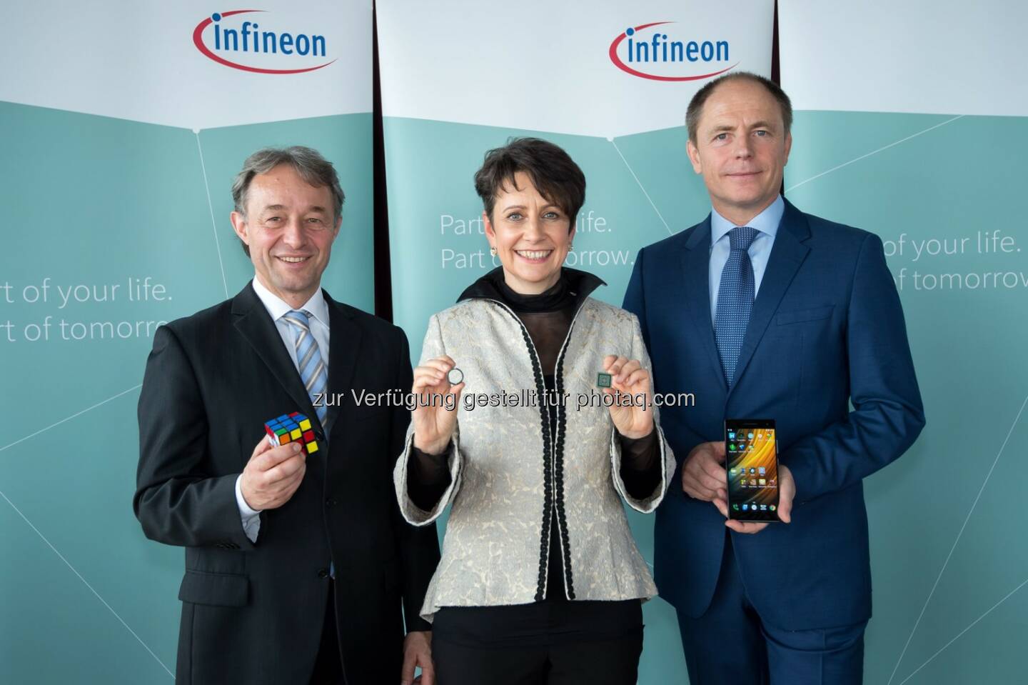 Thomas Reisinger, Vorstand für Operations, Sabine Herlitschka, Vorstandsvorsitzende und Oliver Heinrich, Finanzvorstand: Infineon Technologies Austria AG: Infineon Austria Geschäftsjahr 2016: Wachstum auf allen Ebenen (C) Infineon Technologies Austria AG/APA-Fotoservice/Hörmandinger