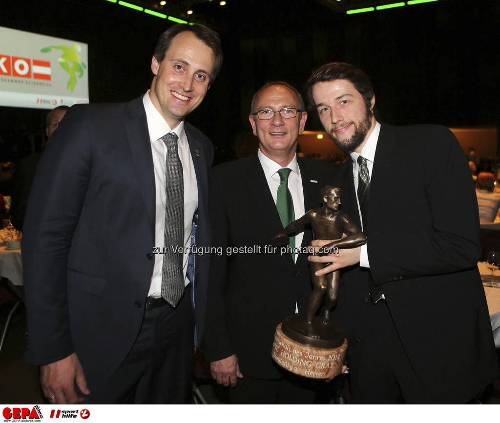 Florian Gosch (OEOC), Sportstadtrat Detlev Eisel-Eiselsberg (Graz) und Georg Waltner (UVC Graz). Keywords: Diskuswerfer, Trophaee, Foto: GEPA pictures/ Markus Oberlaender (08.05.2013) 