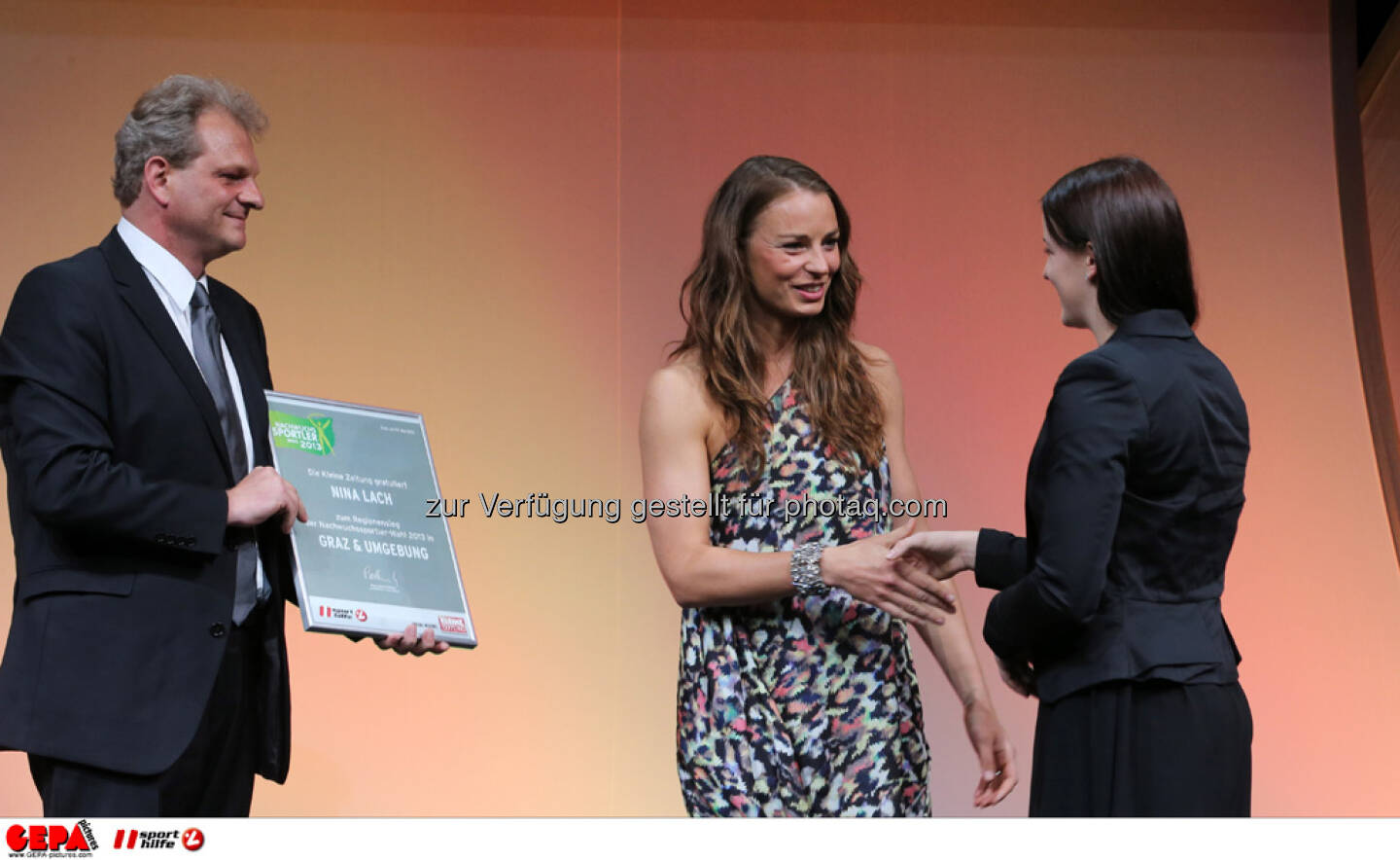 Guenther Sagmeister (Kleine Zeitung), Tina Maze (SLO) und Nina Lach (AUT), Foto: GEPA pictures/ Markus Oberlaender