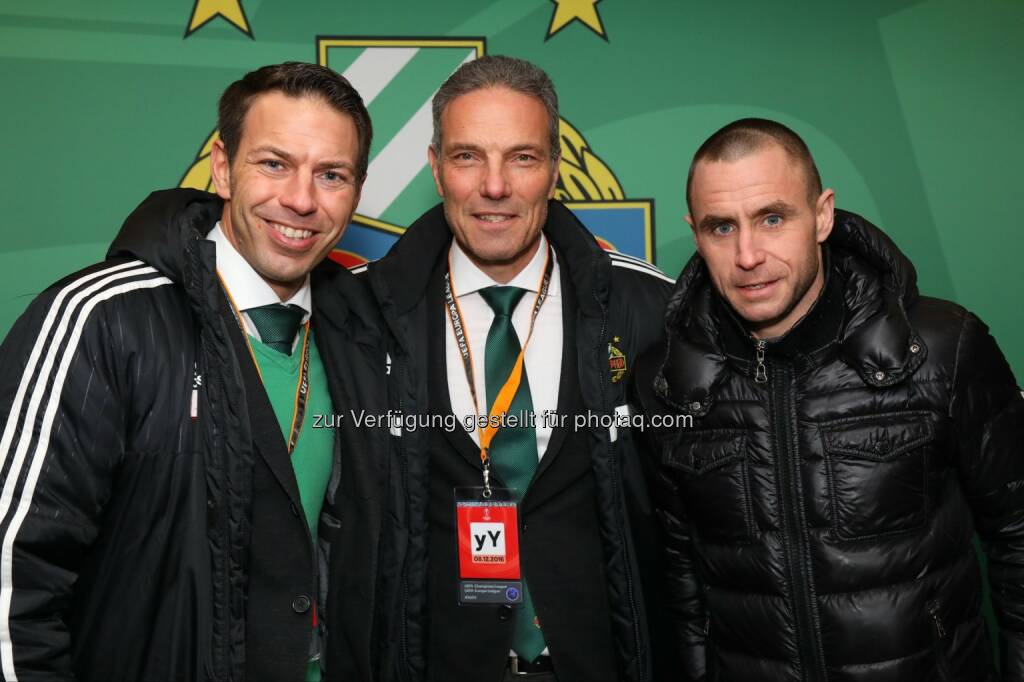 Christoph Peschek (SK Rapid, Geschäftsführer) und Michael Krammer (Präsident, SK Rapid Wien) mit Steffen Hofmann: SK Rapid: SK Rapid: Remis gegen Athletic Club Bilbao vor fast 22.000 Zuschauer (C) Ecker & Partner GmbH/APA-Fotoservice/Schedl, © Aussendung (09.12.2016) 