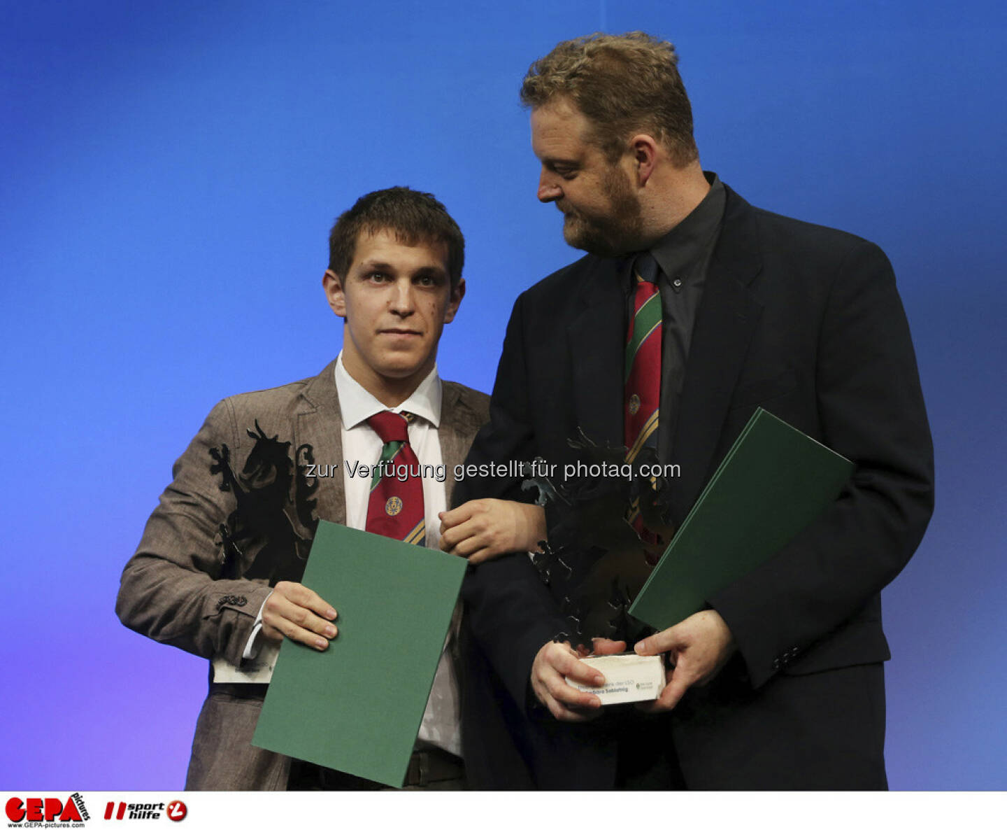 Emanuel Kern (AUT) mit Begleitung, Foto: GEPA pictures/ Markus Oberlaender