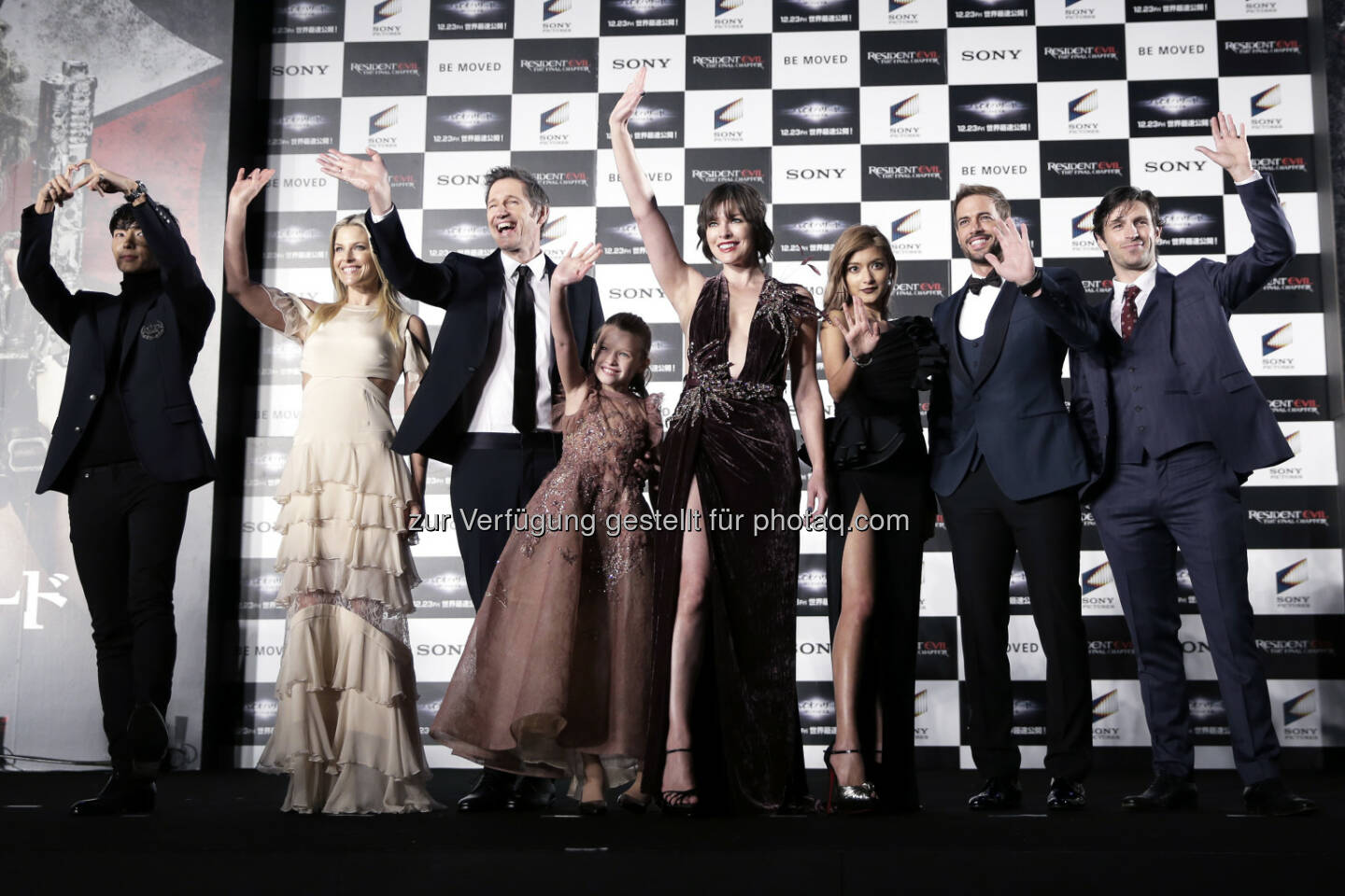Milla Jovovich, Regisseur Paul W.S. Anderson, Ali Larter, William Levy, Rola, Lee Joon Gi, Eoin Macken und Ever Anderson. © 2016 obs/Constantin Film/Kiyoshi Ota, Constantin Film: Resident Evil - The Final Chapter
