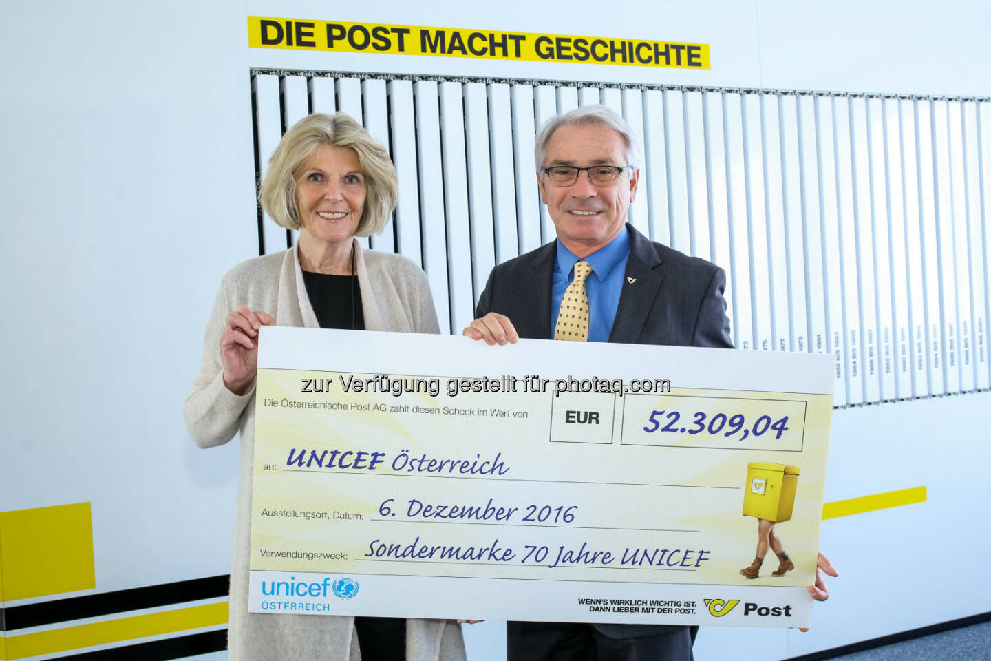 Gudrun Berger, Geschäftsführerin von UNICEF Österreich, und Post-Generaldirektor Georg Pölzl. - Österreichische Post AG: UNICEF-Sondermarke: 52.300 Euro für notleidende Kinder in Syrien (Bild: Christian Husar/Post)