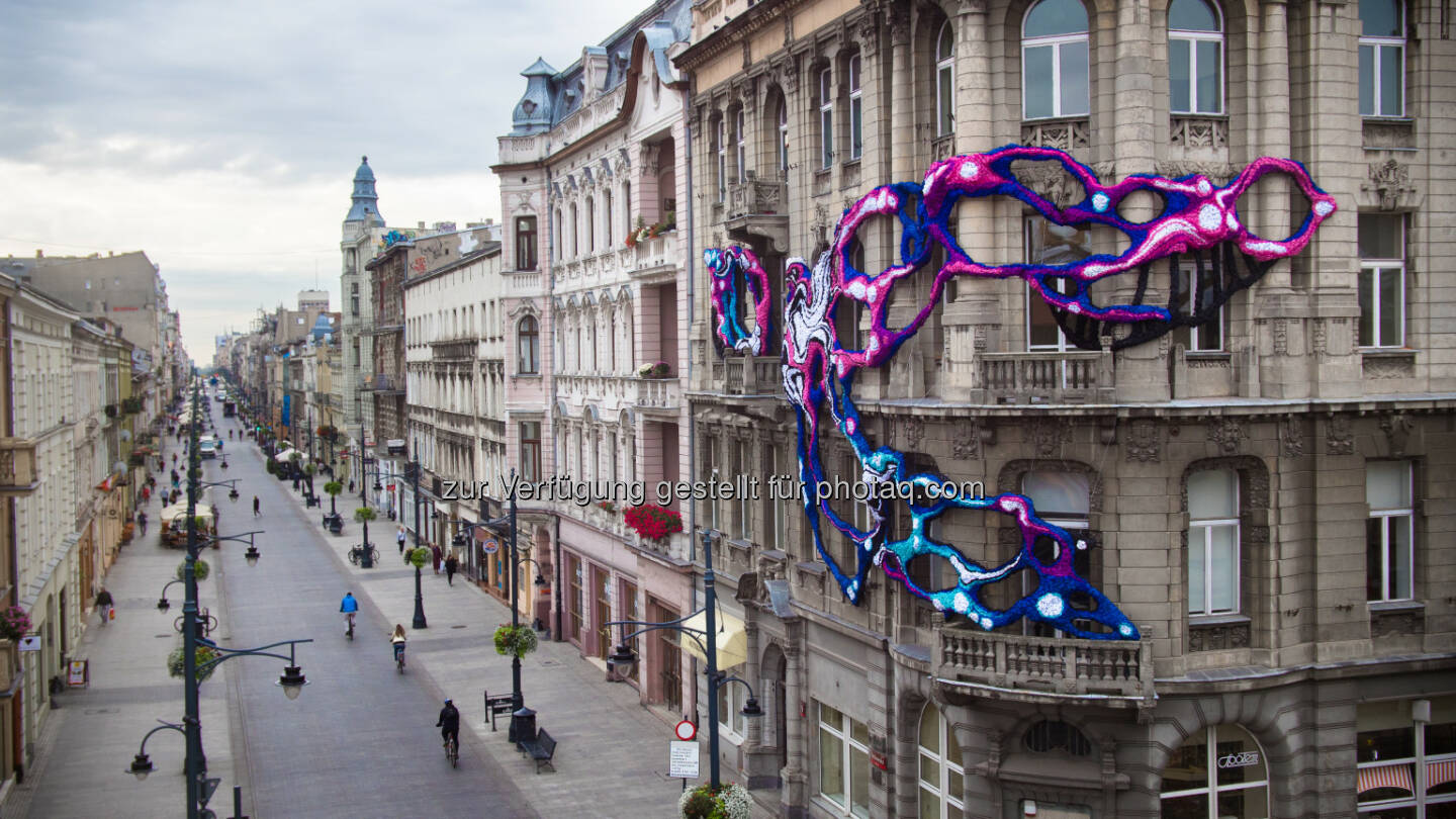 „Hyperbolic“ – So lautet der Titel der dreidimensionalen Installation, die die US-Künstlerin Crystal Wagner an der Fassade eines Jugendstilgebäudes umgesetzt hat. - Uniqa Insurance Group AG: „Uniqa Art Lodz“ verwandelt polnische Großstadt in eine öffentliche Kunstgalerie (Bild: Uniqa Polen)