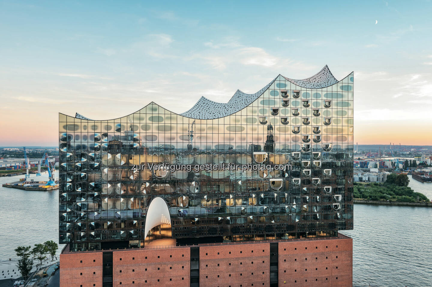 Zumtobel: m 11. Januar 2017 wird die Elbphilharmonie eröffnet. Zumtobel, eine Marke der Zumtobel Group, hat verschiedene Beleuchtungslösungen im Inneren des neuen Hamburger Wahrzeichens realisiert