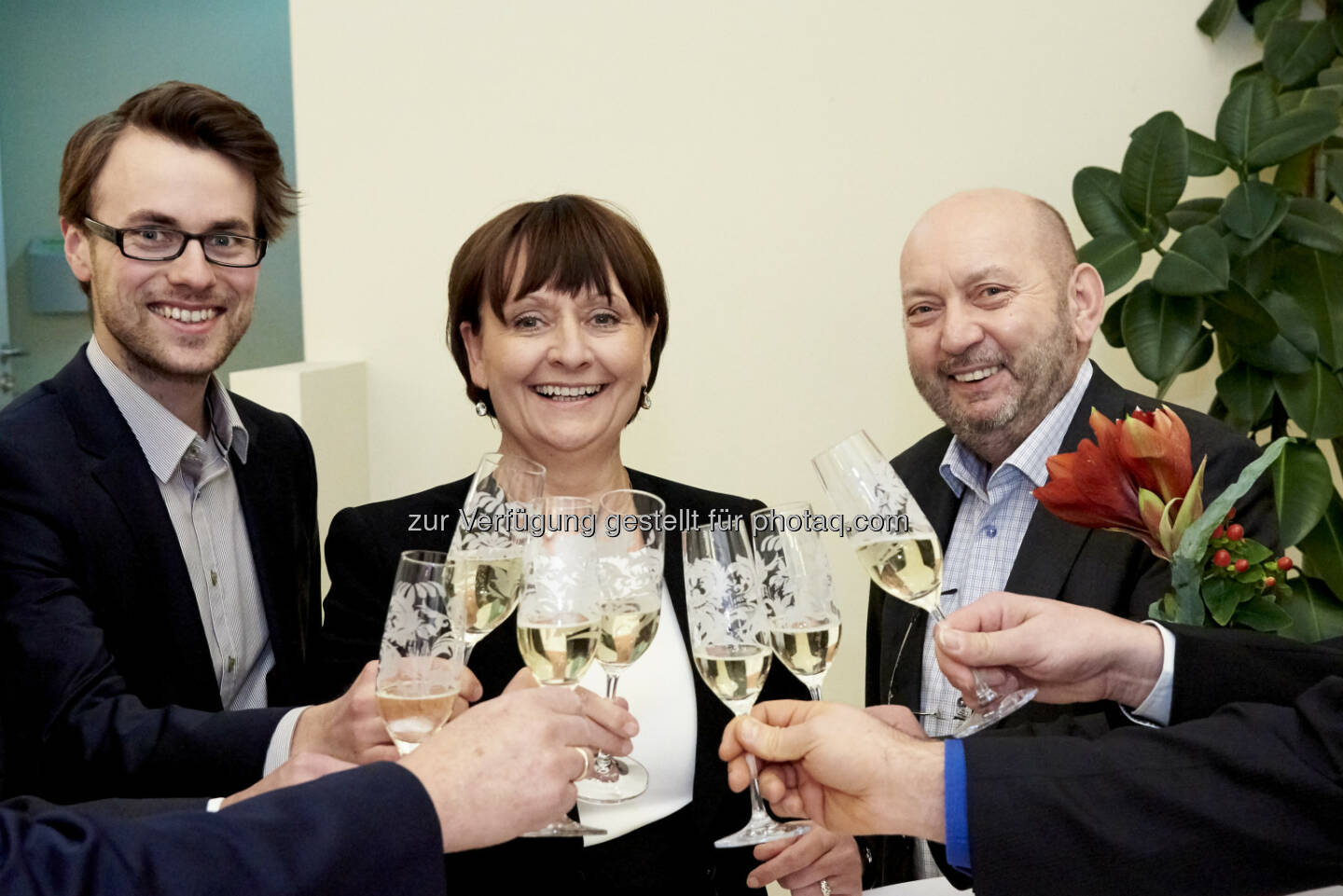 Jungwinzer Andreas Nittnaus, Herta Stockbauer, Vorstandsvorsitzende der BKS Bank und Winzer Hans Nittnaus beim Neujahrsempfang der BKS Bank, (C) Viennashot