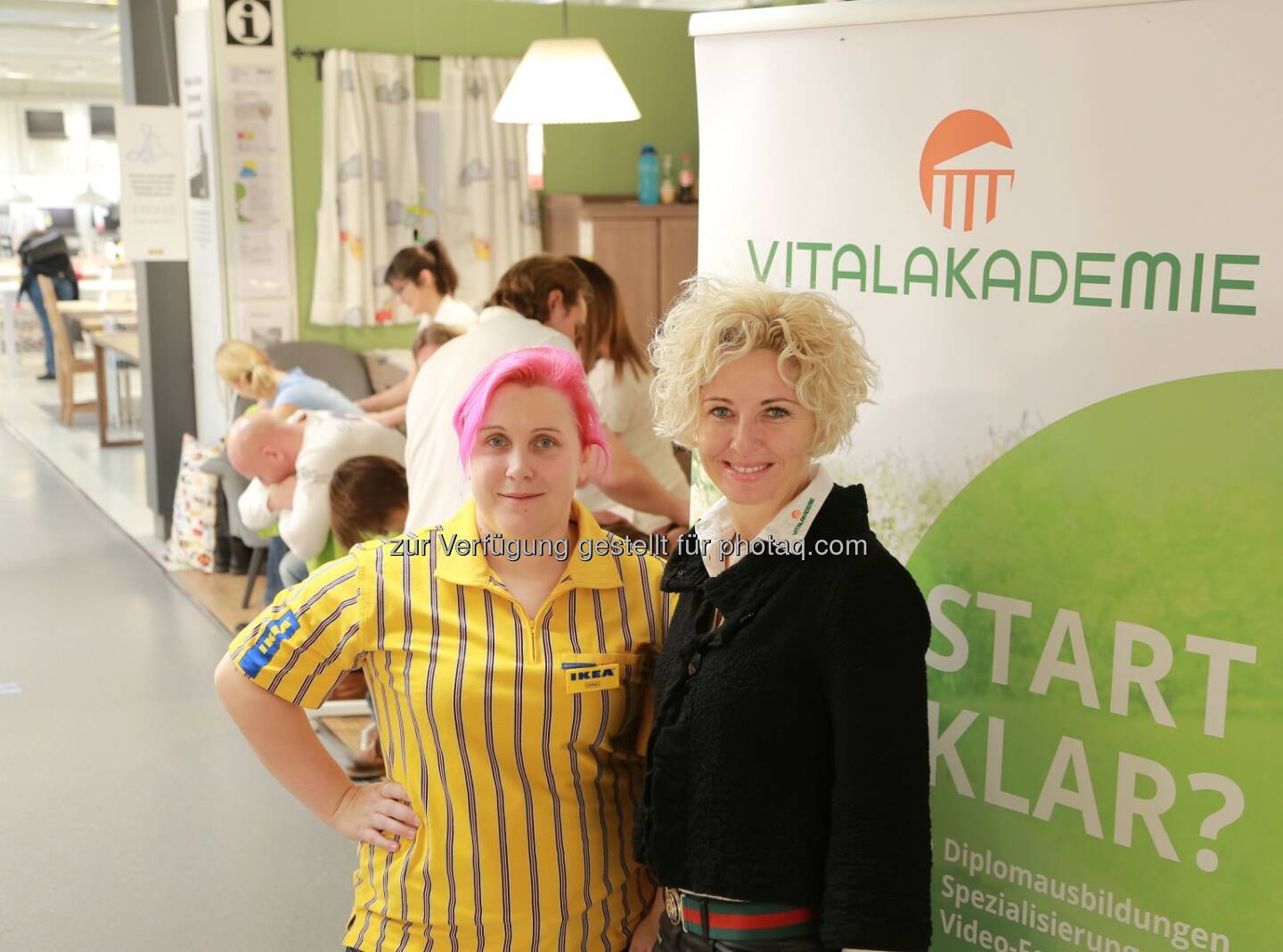Sonja Kainberger, Christine Cizek - Vitalakademie: Vitalakademie zu Gast bei IKEA: Kochen & Massage für IKEA Kunden (Fotocredit: Vitalakademie)