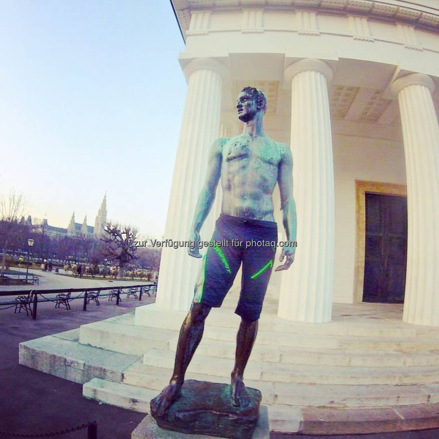 Theseus Tempel, Wien, Statue