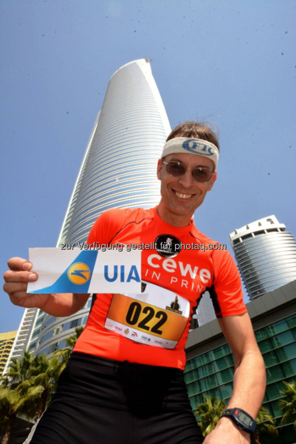 Rolf Majcen vor dem Almas Tower in Dubai