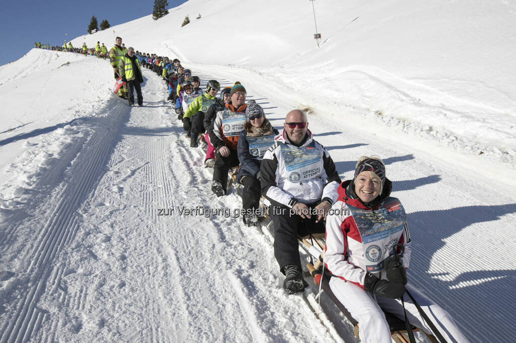 anhaus werbemanufaktur GmbH: Weltrekord in der Wildkogel-Arena – „Die längste Rodlerkette der Welt“ (C) Bergbahnen Wildkogel, © Aussender (23.01.2017) 