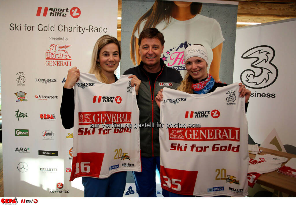 Ski for Gold Charity Race. Image shows Simone Gruber-Hofer, managing director Harald Bauer (Sporthilfe) and Elisabeth Reiter. Photo: GEPA pictures/ Daniel Goetzhaber (26.01.2017) 