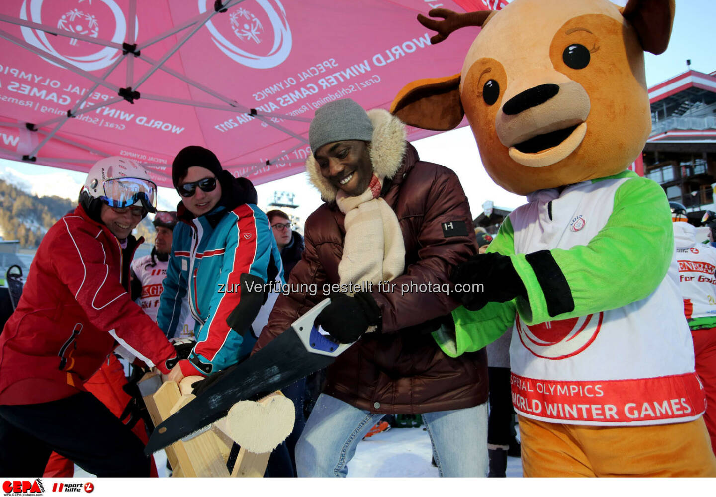 Ski for Gold Charity Race. Image shows Trevor Jackson and maskot Luis.Keywords: Special Olympics World Winter Games, SOWWG Austria 2017 preview. Photo: GEPA pictures/ Daniel Goetzhaber