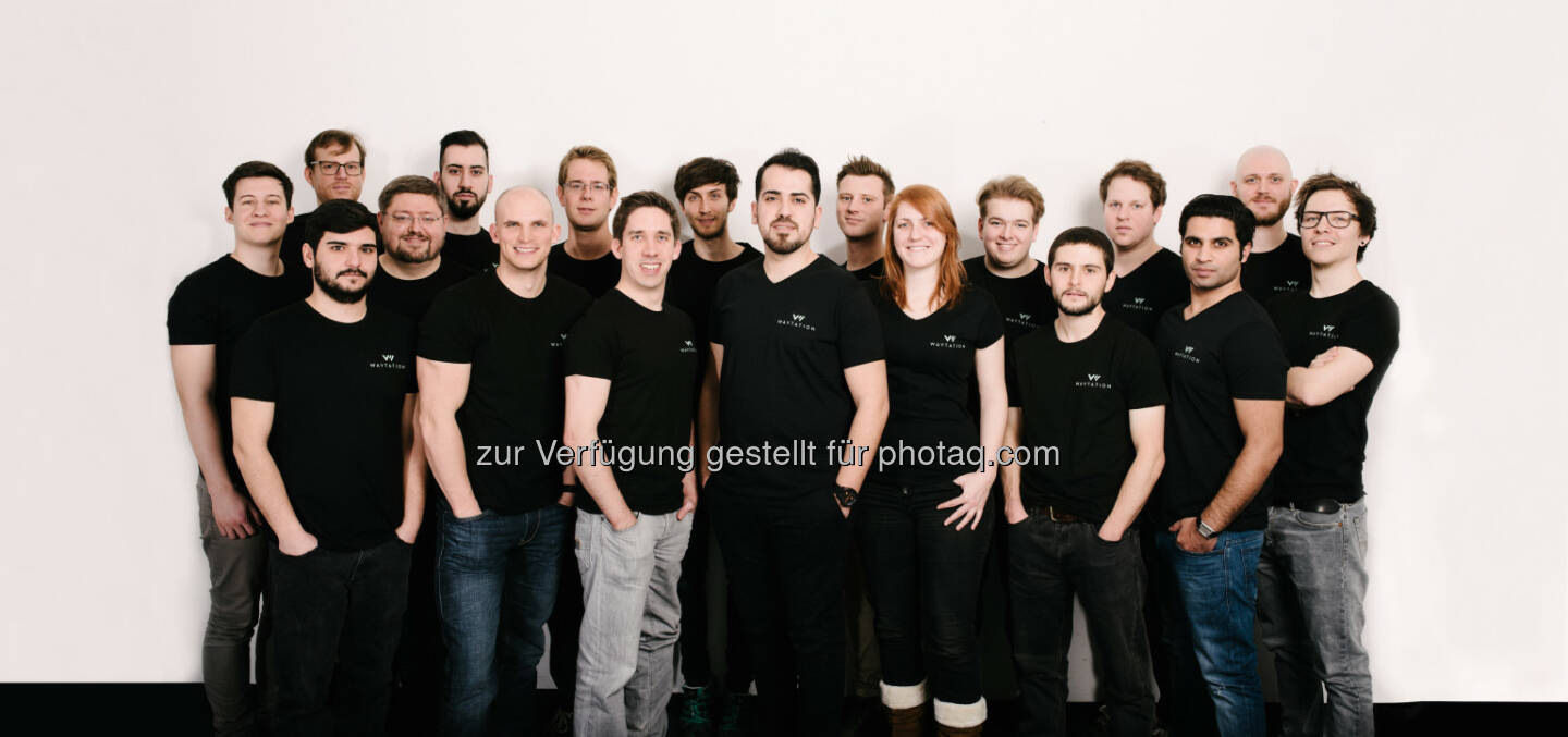 Das waytation-Team um die Gründer Florian Bräuer (8. von links) und Cemsit Yelgin (10. von links) freut sich über ein Investment von Hansi Hansmann, startup300, Johannes Siller und EASL. - Waytation: Startup Waytation holt Investment von Hansi Hansmann und startup300 (Fotocredit: waytation)