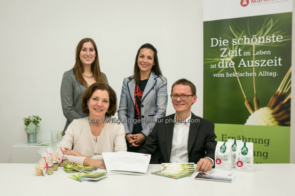 Anna Schmidt, Diätologin; Elke Müller, Geschäftsführerin Marienkron (stehend v. li.); Kurärztin Dr. Ulrike Göschl, Gunther Farnleitner Geschäftsführer Marienkron (sitzend v.li.) - Kurhaus Marienkron: Kurhaus Marienkron eröffnet Therapieräume in Wien Mitte (Fotocredit: gregorbuchhaus.com/Kurhaus Marienkron), © Aussender (03.02.2017) 