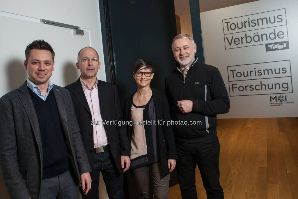 Freuen sich über den Start der Vermietercoach-Ausbildung: v.l. Florian Phleps (Tirol Werbung), Anton Habicher (Landestourismusabteilung), Katrin Perktold (Verband der Tiroler Tourismusverbände) und Gerhard Föger (Landestourismusabteilung). - Verband Tiroler Tourismusverbände: Verband der Tiroler Tourismusverbände startet neue Vermietercoach-Ausbildung (Fotocredit: Verband der Tiroler Tourismusverbände), © Aussender (03.02.2017) 