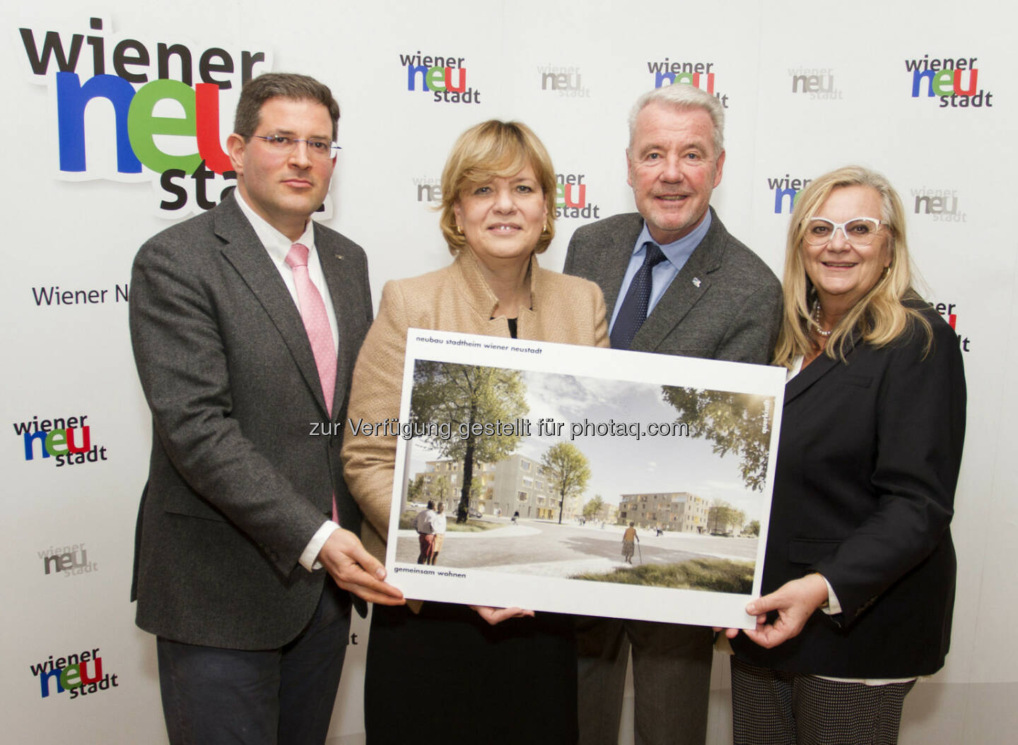 Pflegeheime-Geschäftsführer Mag. Florian Pressl (Haus der Barmherzigkeit), Landesrätin Mag. Barbara Schwarz, Bürgermeister Mag. Klaus Schneeberger und Gemeinderätin Dr. Evamaria Sluka-Grabner. - Haus der Barmherzigkeit: Haus der Barmherzigkeit: Neubau des Traude Dierdorf-Stadtheims startet 2018 (Fotocredit: Stadt Wr. Neustadt/Weller))