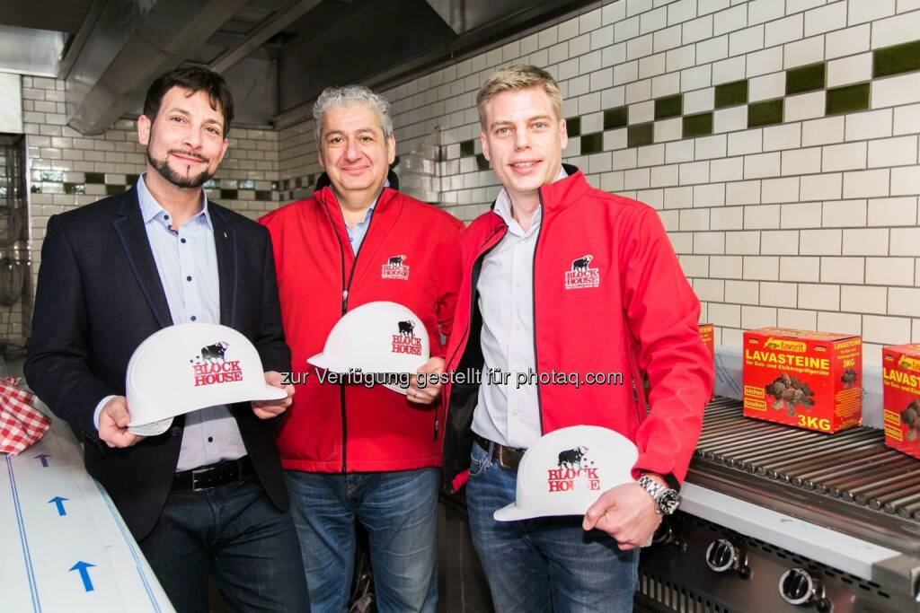 Markus Rumelhart (Bezirksvorsteher 6.Bezirk), Viacheslav Ashurov (Franchisepartner Wien), Gunnar Baumfalk (Geschäftsführer der Block House Restaurantbetriebe Franchise) - Block House Restaurantbetriebe AG: Der Grill steht! (Fotocredit: Block House/APA-Fotoservice/Rastegar), © Aussendung (09.02.2017) 