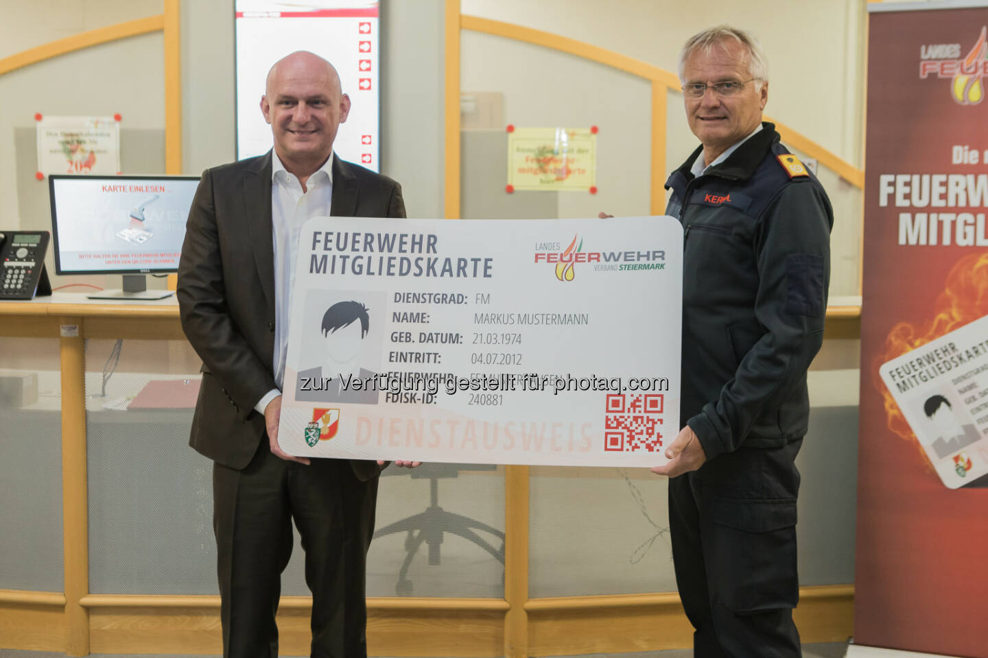 Der österreichische Bundesfeuerwehrverbandspräsident Albert Kern (r.) und Hubert Freidl, CEO der Lyoness International AG - Lyoness Europe AG: Lyoness und der Landesfeuerwehrverband: Die neue Feuerwehrmitgliedskarte ist ab sofort im Einsatz (Fotocredit: Opinion Leaders Network)