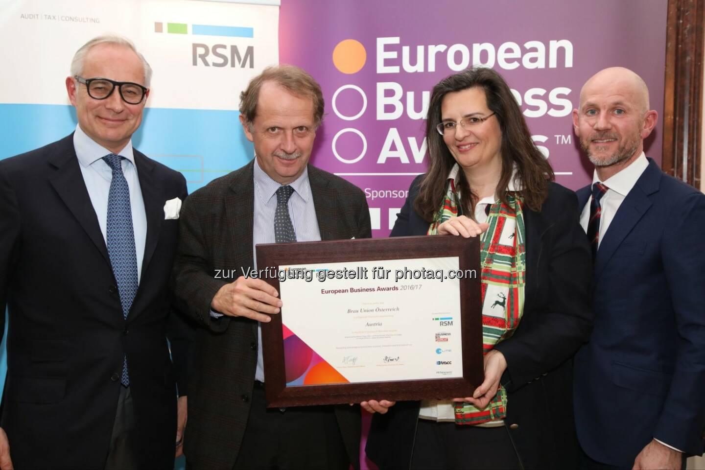 Stefan Walter, Managing Partner von RSM Austria, Markus Liebl, Generaldirektor, und Gabriela Maria Straka, Leitung Kommunikation / PR und CSR von der Brau Union Österreich und Adrian Tripp, CEO der European Business Awards - Brau Union Österreich AG: Brau Union Österreich bei Internationalem Deutschen PR-Preis nominiert (Fotocredit: Schedl)